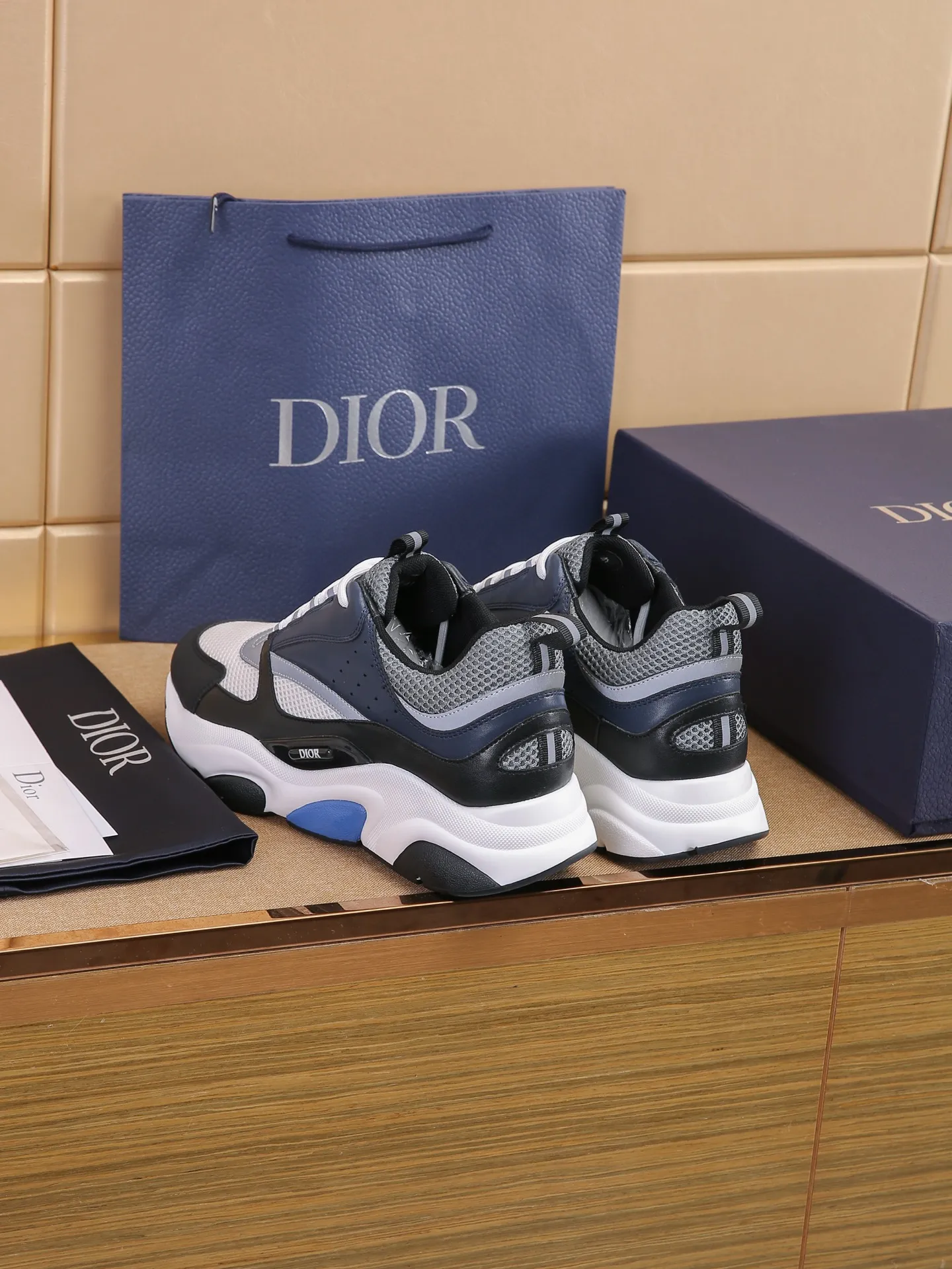 Factory price: 460💰Dior’s top version of D’s b22 men’s sports shoes. Inspired by retro running styles, the chunky low-top silhouette features gray calf leather and blue and white mesh fabric uppers, atop a black, white and blue engraved rubber sole. Nylon ribbon accents the blue mesh tongue and heel counter, and a "dio~" logo appears on the side. Pair it with a suit for a striking contrast and add a sportswear-chic edge to your look. The thick sole can be about 4cm~ Size: 38-45, [46, 47 customized]